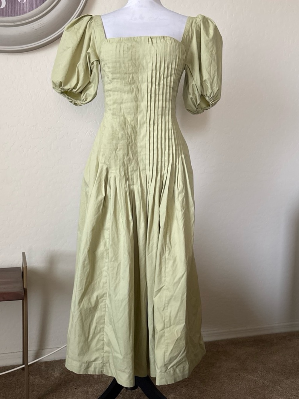 abercrombie fitch light green dress with puff sleeves Pocketsand pleated bodice.